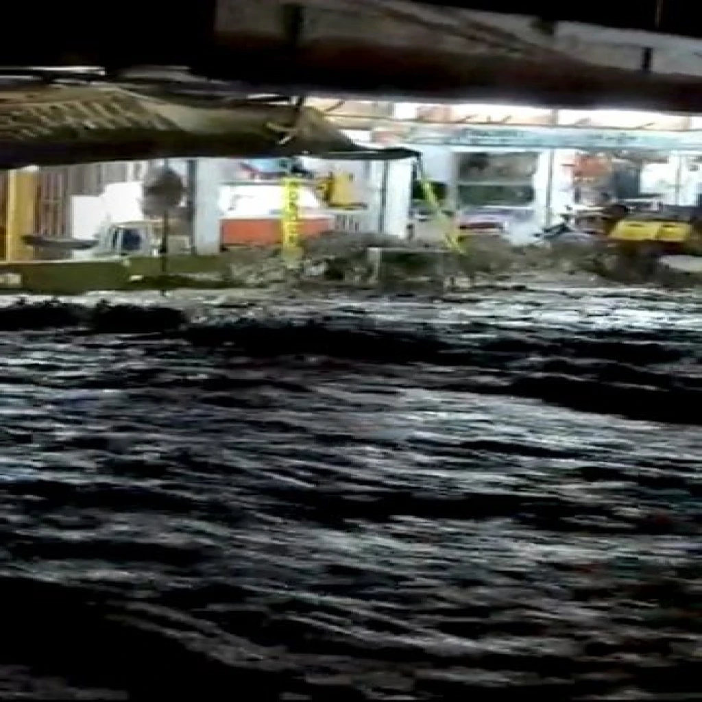 Quebrada Chicharronera en el estado Táchira se desborda
